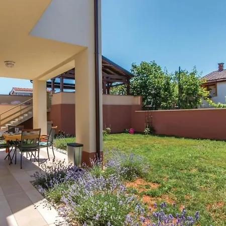 아파트 Two Bedroom Valdebecco For 5 Persons *