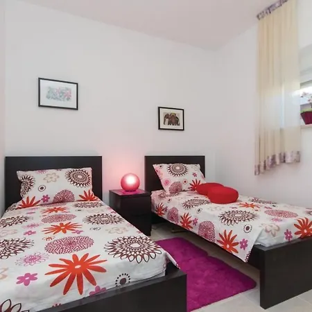 Two Bedroom Valdebecco For 5 Persons *
