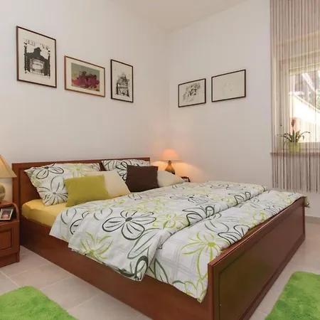 Two Bedroom Valdebecco For 5 Persons Pula