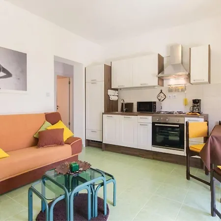 Two Bedroom Valdebecco For 5 Persons Пула