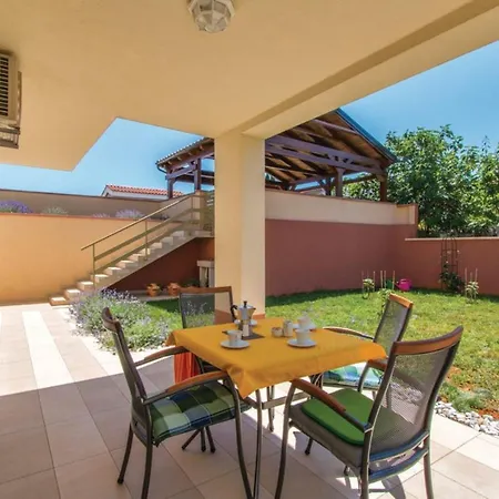Two Bedroom Valdebecco For 5 Persons Апартаменты Пула